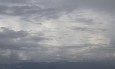 Obraz premium evening photo from the top of the mountain Below is a high mountain peak, above is the atmospheric sky. There are clouds with a cool wind blowing. Gives you a feeling of comfort and freedom. Thailand.