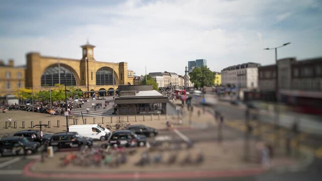 Kings Cross in London, time lapse with tilt shift miniature effect.
Speeded up footage of the area outside Kings Cross train station with a differential blur.