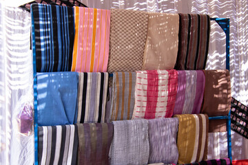 une exposition vente de bandes tissées au burkina par les tisserants 