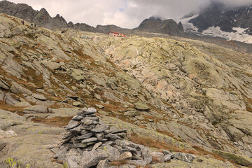 Majestätische, schroffe Hochgebirgslandschaft am Monte Disgrazia mit Rifugio Ponti (Bernina-Alpen)