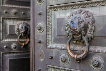 An architectural element in the form of a lion's head on the doors of the Stieglitz School in St. Petersburg
