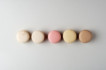 5 macarons lined up