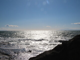 江ノ島の岩棚に打ち寄せる波