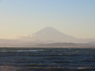 江ノ島の荒れた海と富士山