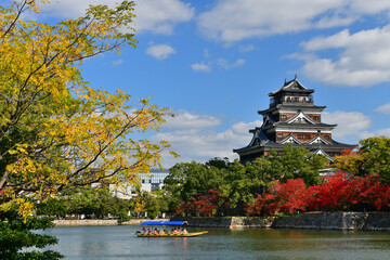 秋の広島城と観光船