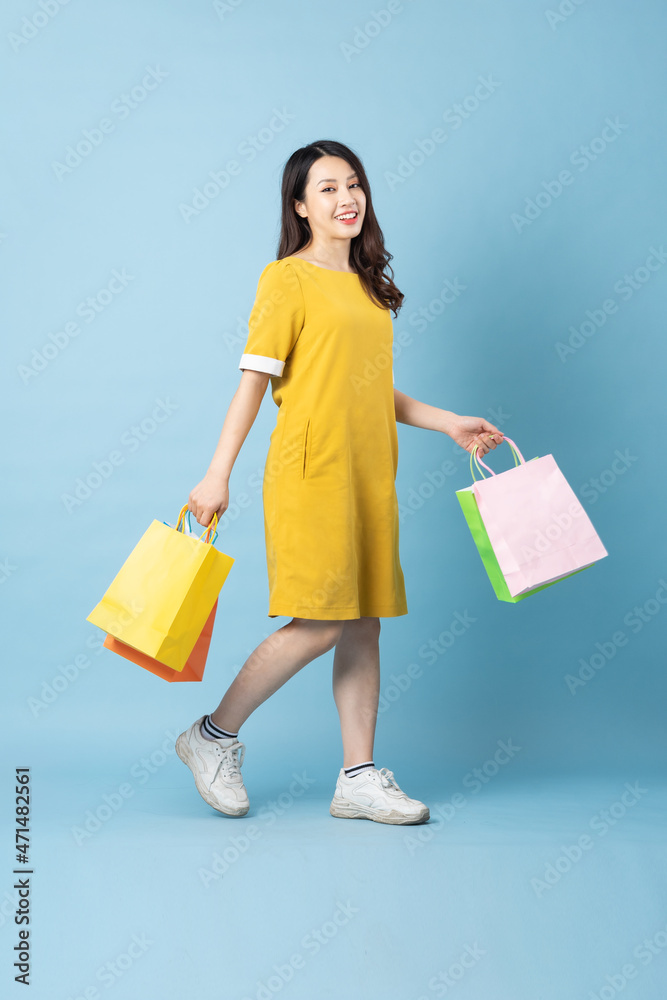 Wall mural Asian woman portrait in need of a shopping bag