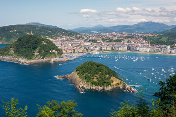 Fototapeta na wymiar Vista de San Sebastián, el puerto, la playa de la Concha y la isla de Santa Clara desde el Monte Igueldo. Tomada en julio de 2021.