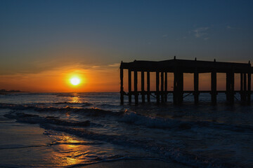 El muelle en la salida del sol
