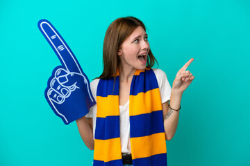 Young sports fan woman isolated on blue background intending to realizes the solution while lifting a finger up