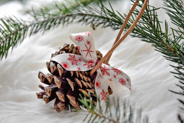 Bombka z szyszki, naturalne ręcznie robione ozdoby świąteczne, dekoracje bożonarodzeniowe, ozdobna szyszka na choinkę. Pinecone, christmas tree ornaments. - obrazy, fototapety, plakaty