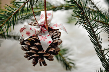 Bombka z szyszki, naturalne ręcznie robione ozdoby świąteczne, dekoracje bożonarodzeniowe, ozdobna szyszka na choinkę. Pinecone, christmas tree ornaments. - obrazy, fototapety, plakaty