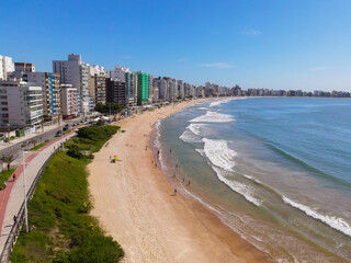 Imagem de drone em uma manh&atilde; ensolarada de da Praia do Morro com Muqui&ccedil;aba e bairro Aeroporto em Guarapari no estado do Esp&iacute;rito Santo Brasil.
