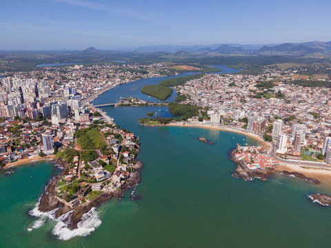 Imagem de drone em uma manh&atilde; ensolarada do Centro com a ponte e o bairro de Muqui&ccedil;aba ao fundo em Guarapari no estado do Esp&iacute;rito Santo Brasil.