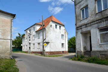 Fototapeta na wymiar Pre-war residential building on Zavodskaya street. Polessk, Kaliningrad region