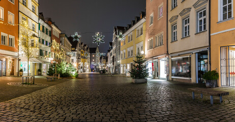 Fototapeta na wymiar Beleuchtete Fußgängerzone von Lindau am bodensee zur Weihnachtszeit