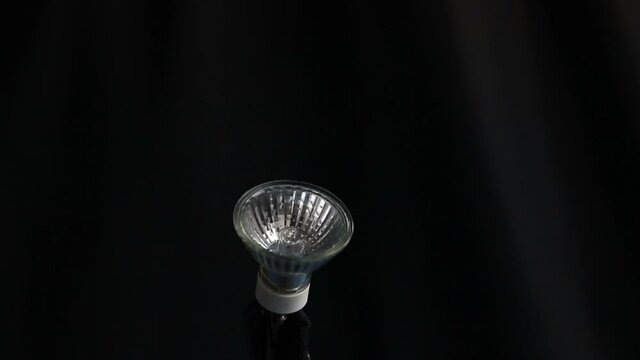 Eine moderne Gl&uuml;hlampe (Strahler) zerspringt