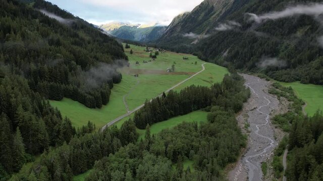Vue a&eacute;rienne par drone du Val Claret en &eacute;t&eacute;, Suisse