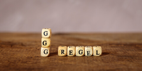 Konzept f&uuml;r 3G Regel: 3 G Regel Schriftzug aus Holzw&uuml;rfeln