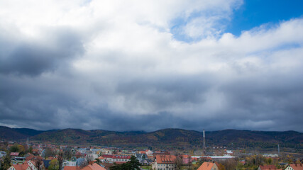 miasteczko u podnóża gór, niebo, chmury © Andrzej Michaluk