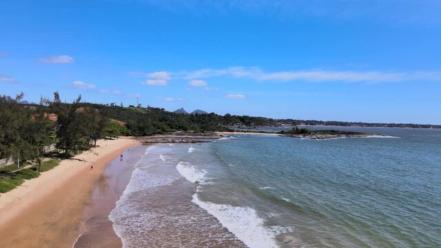 Imagem de drone em uma manh&atilde; ensolarada do Condom&iacute;nio Alphaville com as Tr&ecirc;s Praias e Praia do Morcego em Guarapari no estado do Esp&iacute;rito Santo Brasil.