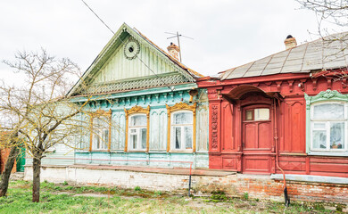 Obraz premium Wooden house in the traditional Russian style with carved platbands