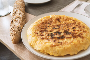 Spanish tortilla with seeds bread