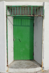 La vecchia porta in ferro del faro situato sul molo