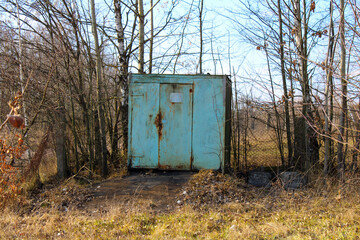 an abandoned barn in the bushes