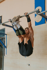 Hombre chico haciendo crossfit. Deporte. Crossfit. Ejercicio de fuerza. Mancuernas sport