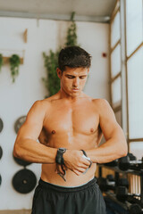 Obraz premium Hombre crossfit deporte. Protección de muñeca crossfit. Preparándose adolescente joven deportes. 