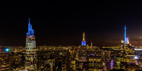 Night-time panorama of Manhattan.  Seen are the the Empire State Building, the One World Trade...
