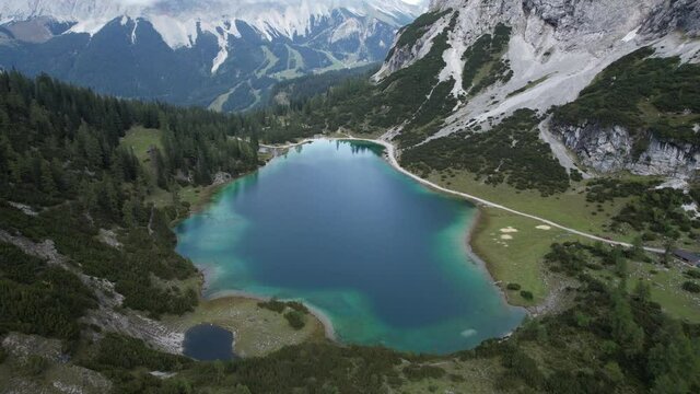 Vue a&eacute;rienne par drone du Lac de Seebensee dans le Tyrol en Autriche 