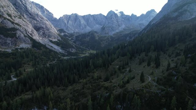 Vue a&eacute;rienne par drone du Lac de Seebensee dans le Tyrol en Autriche 