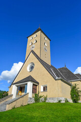 Fototapeta na wymiar Pfarrkirche hl. Johannes der Täufer in Zwischenwasser-Batschuns in Vorarlberg/Österreich 