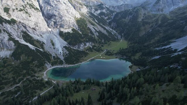 Vue a&eacute;rienne par drone du Lac de Seebensee dans le Tyrol en Autriche 