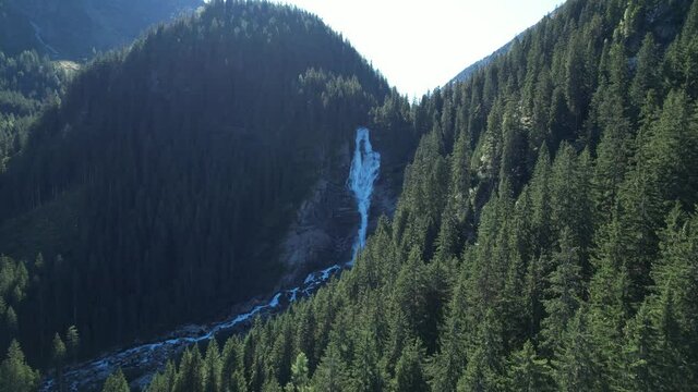 Vue a&eacute;rienne par drone de la cascade de Krimmler en Autriche 