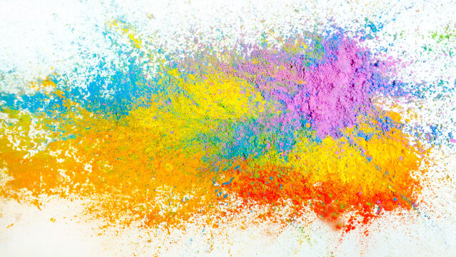 Regenbogenfarben mit Holi-Color-Pulver
