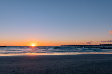 千葉県銚子市夕焼けの銚子マリーナ海水浴場