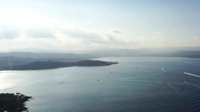 Survol du golfe de Saint-Tropez et de la plage de Ramatuelle, et suivi d'un ferry