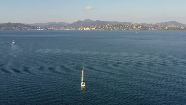 survol de Saint-Tropez sur la french Riviera dans le Var, sud de la France	
