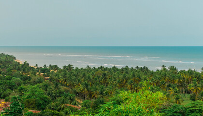vista de cima de pria com muitas pedras que desaparecem com a maré alta