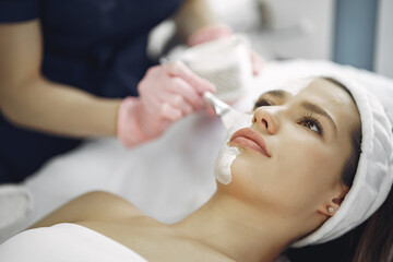 Obraz na płótnie Canvas Woman in cosmetology studio on a procedures