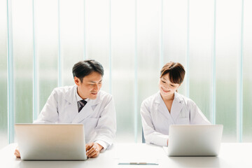 Obraz premium 白衣姿の男女（正面・笑顔） 