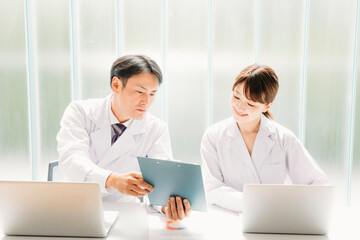 Obraz premium 白衣姿の男女（正面・笑顔） 