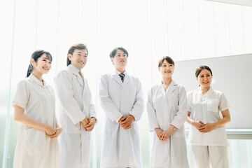 白衣を着た男女（5人）
