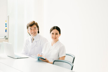 Fototapeta premium 会議する白衣姿の男女（笑顔） 