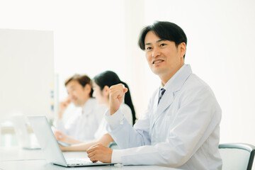 Obraz premium 白衣を着た男性（ガッツポーズ） 