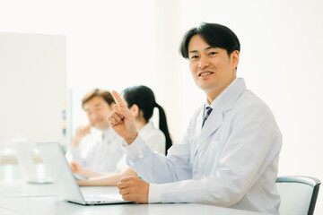 Obraz premium 白衣を着た男性（パソコン・笑顔） 