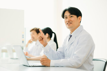 Obraz premium 白衣を着た男性（パソコン・笑顔） 