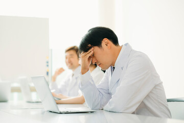 白衣を着た男性（困る）
